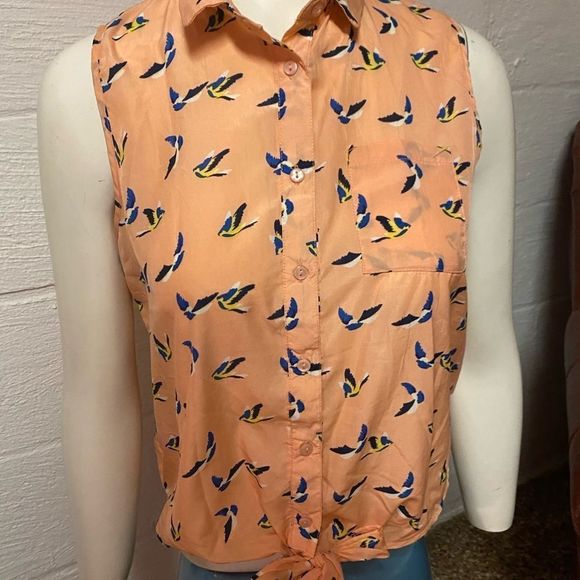 Sleeveless blouse, ties at the bottom. - Picture 7 of 7